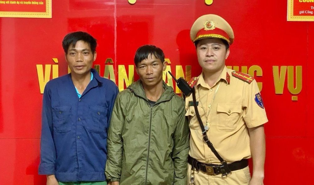 Hai công dân được Công an huyện Kỳ Sơn hỗ trợ về với gia đình