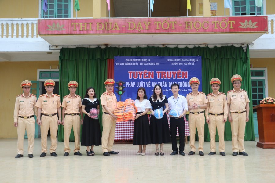 Trao tặng mũ bảo hiểm, áo phao cho nhà trường