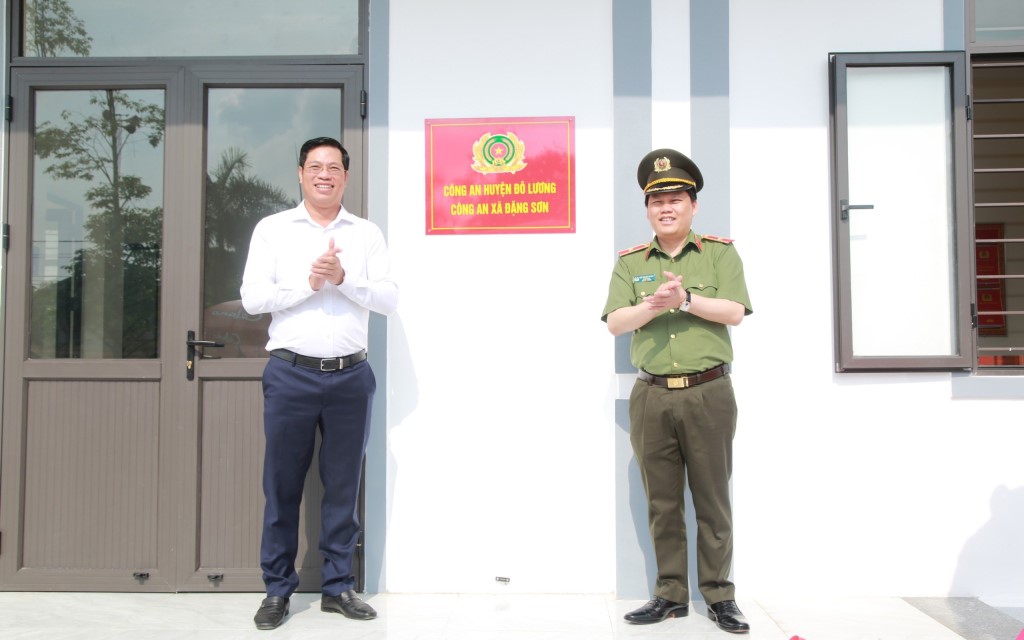 Đồng chí Thiếu tướng Bùi Quang Thanh, Giám đốc Công an tỉnh và đồng chí Bùi Duy Đông, Bí thư Huyện ủy Đô Lương gắn biển trụ sở làm việc Công an xã Đặng Sơn