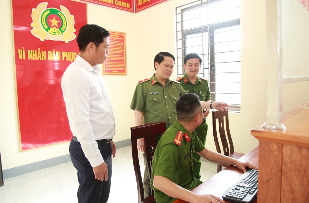Các đại biểu tham quan trụ sở làm việc Công an xã