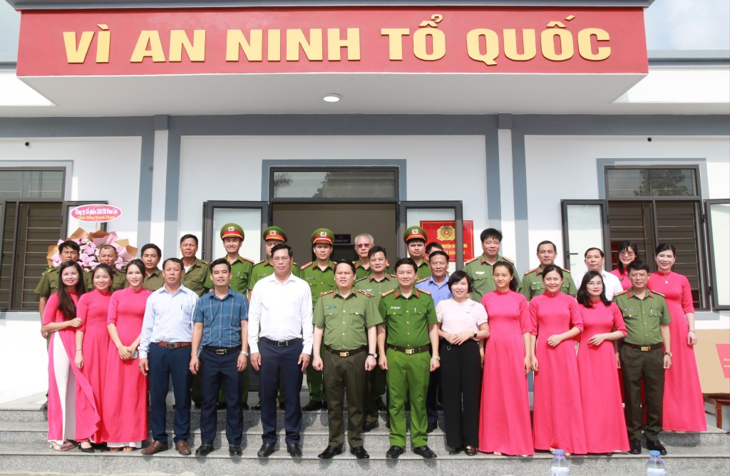 Các đại biểu chụp ảnh lưu niệm 