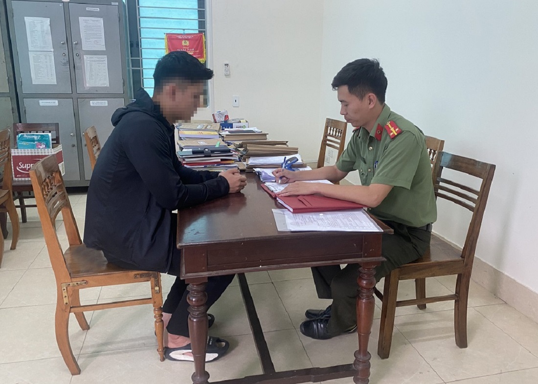 Công an huyện Kỳ Sơn làm việc với P.V.N.  