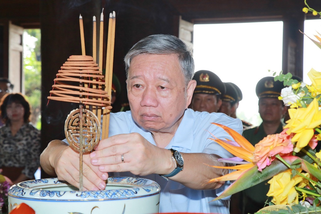​Đồng chí Đại tướng Tô Lâm - Ủy viên Bộ Chính trị, Bí thư Đảng ủy Công an Trung ương, Bộ trưởng Bộ Công an dâng hương tại Đền Chung Sơn