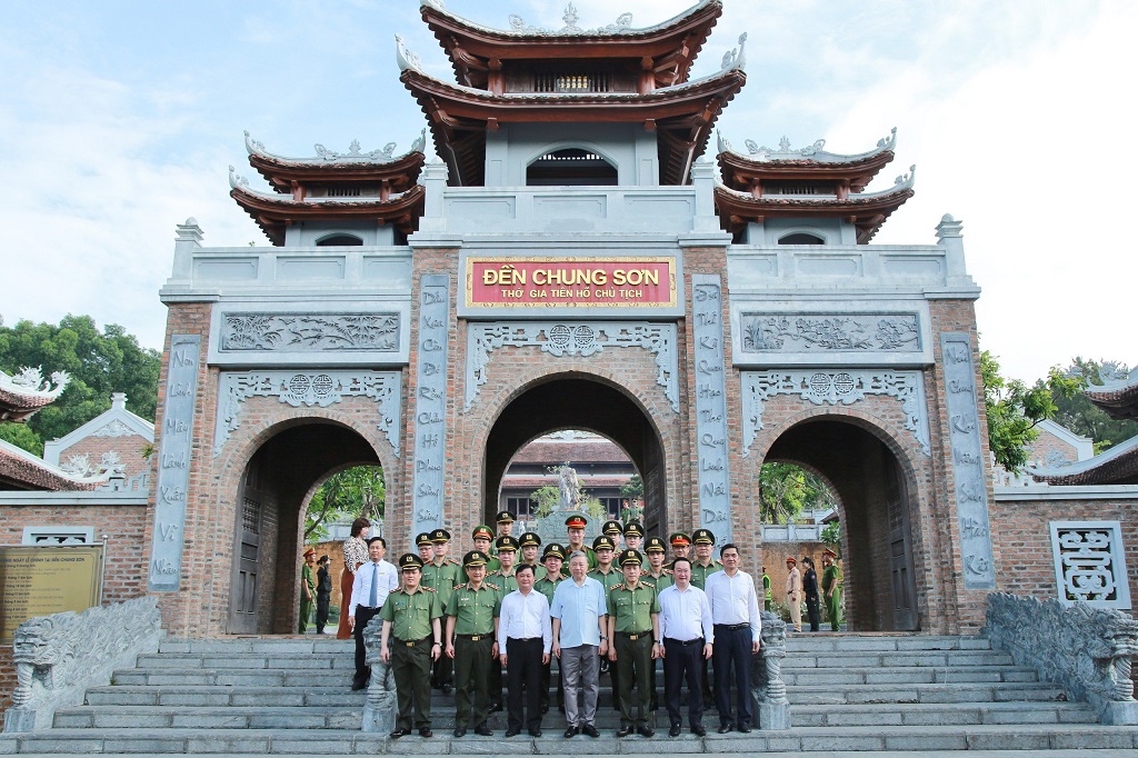 Các đại biểu chụp ảnh lưu niệm tại Đền Chung Sơn