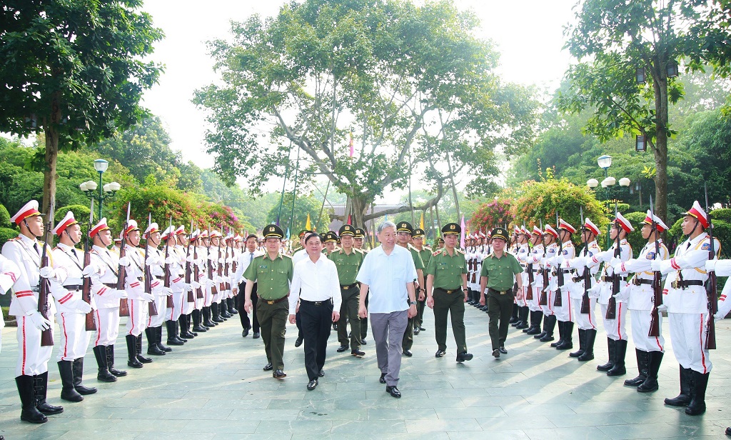 Các lực lượng chào đón Bộ trưởng Tô Lâm và đoàn đại biểu về dâng hoa, dâng hương tại Khu di tích lịch sử Quốc gia đặc biệt Kim Liên