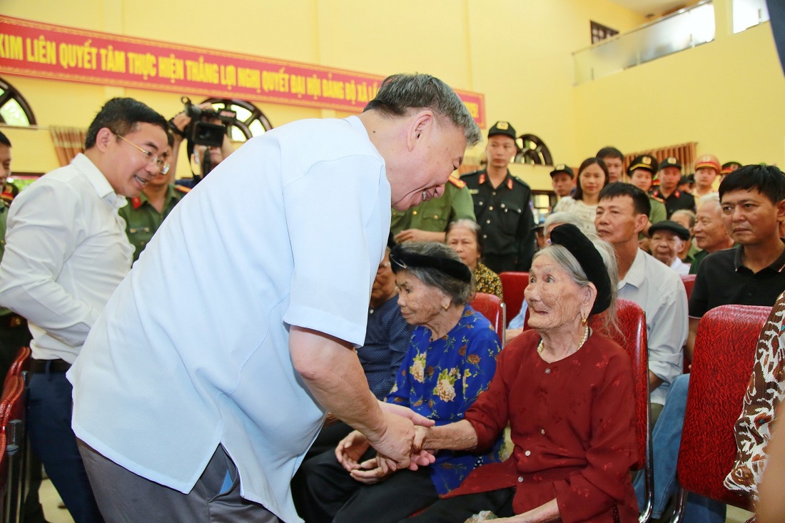 Đồng chí Đại tướng Tô Lâm, Ủy viên Bộ Chính trị, Bí thư Đảng ủy Công an Trung ương, Bộ trưởng Bộ Công an trao quà tặng 02 Bà mẹ Việt Nam Anh hùng Hồ Thị Tứ và Trần Thị Em