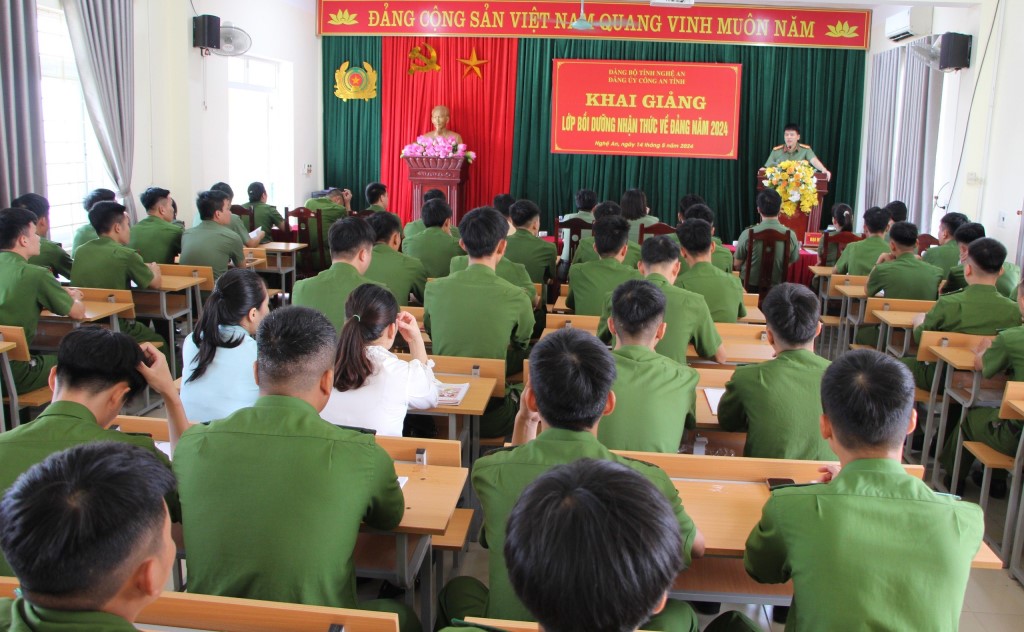Toàn cảnh buổi khai giảng Lớp bồi dưỡng nhận thức về Đảng