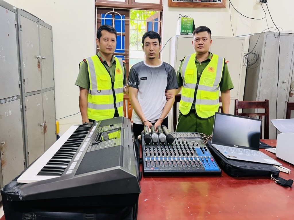 Đối tượng Nguyễn Bá Mạnh và tang vật 