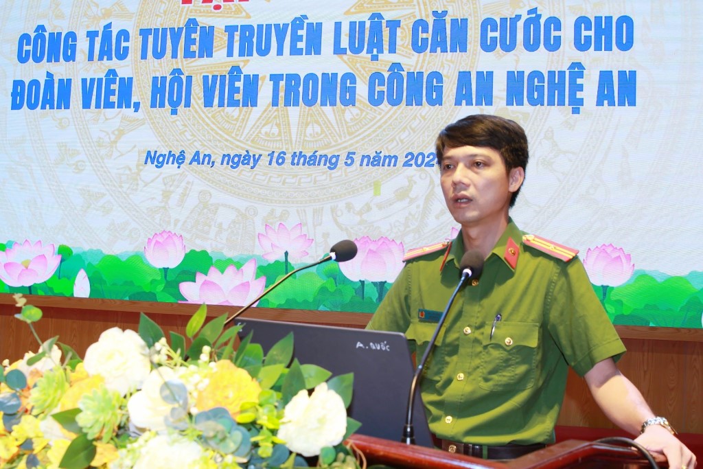 Cán bộ Phòng Cảnh sát quản lý hành chính về trật tự xã hội, Công an tỉnh giới thiệu, quán triệt, tập huấn chuyên sâu những nội dung cơ bản, điểm mới của Luật Căn cước cho đoàn viên, hội viên trong Công an Nghệ An