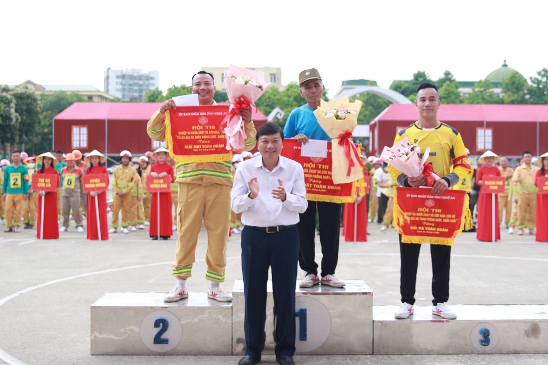 Trao giải Nhất, Nhì, Ba toàn đoàn cho đội huyện Hưng Nguyên, đội huyện Thanh Chương và đội TP Vinh