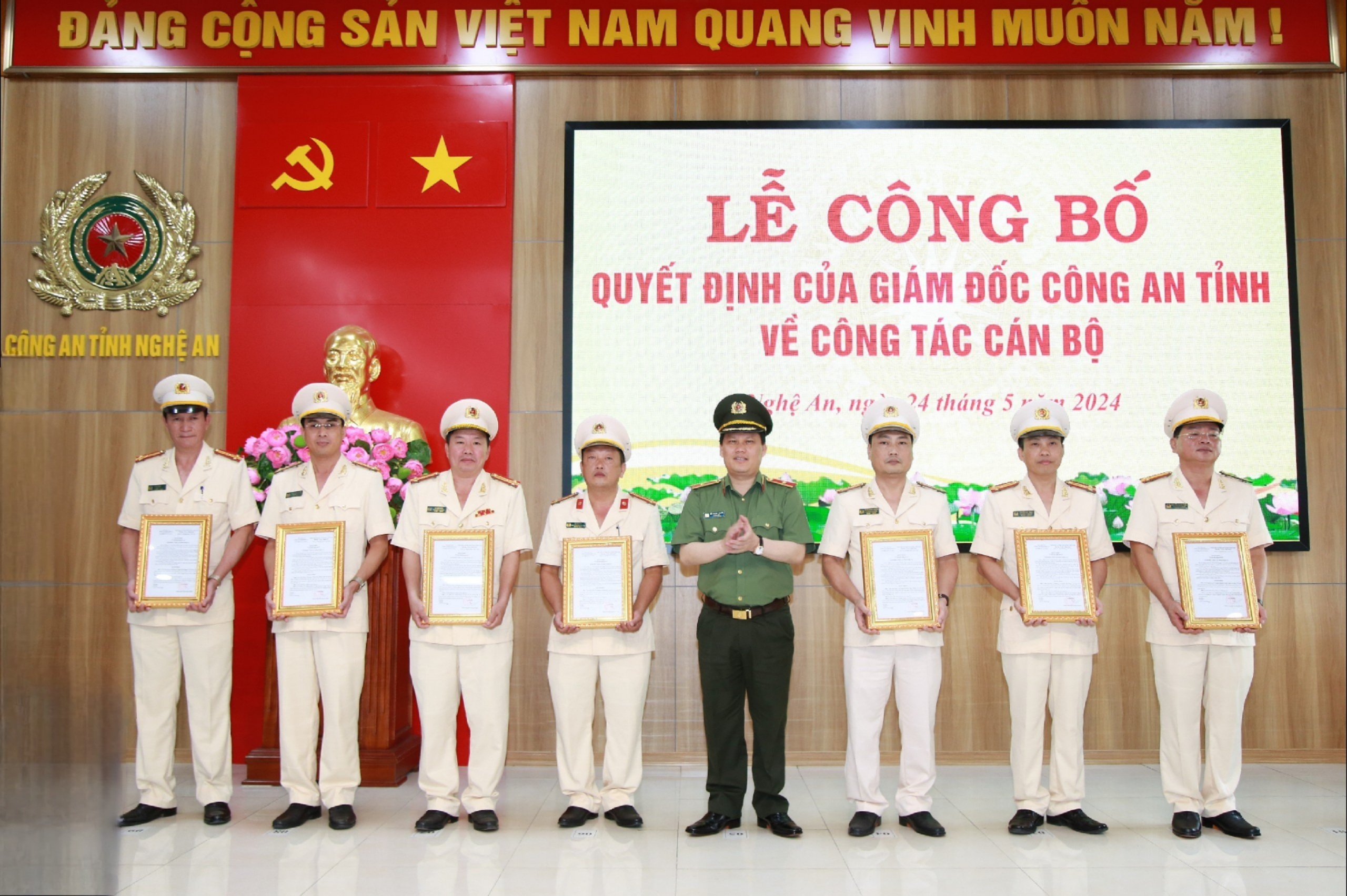 Đồng chí Thiếu tướng Bùi Quang Thanh - Ủy viên Ban Thường vụ Tỉnh ủy, Bí thư Đảng ủy, Giám đốc Công an tỉnh trao Quyết định cho các đồng chí được luân chuyển, điều động