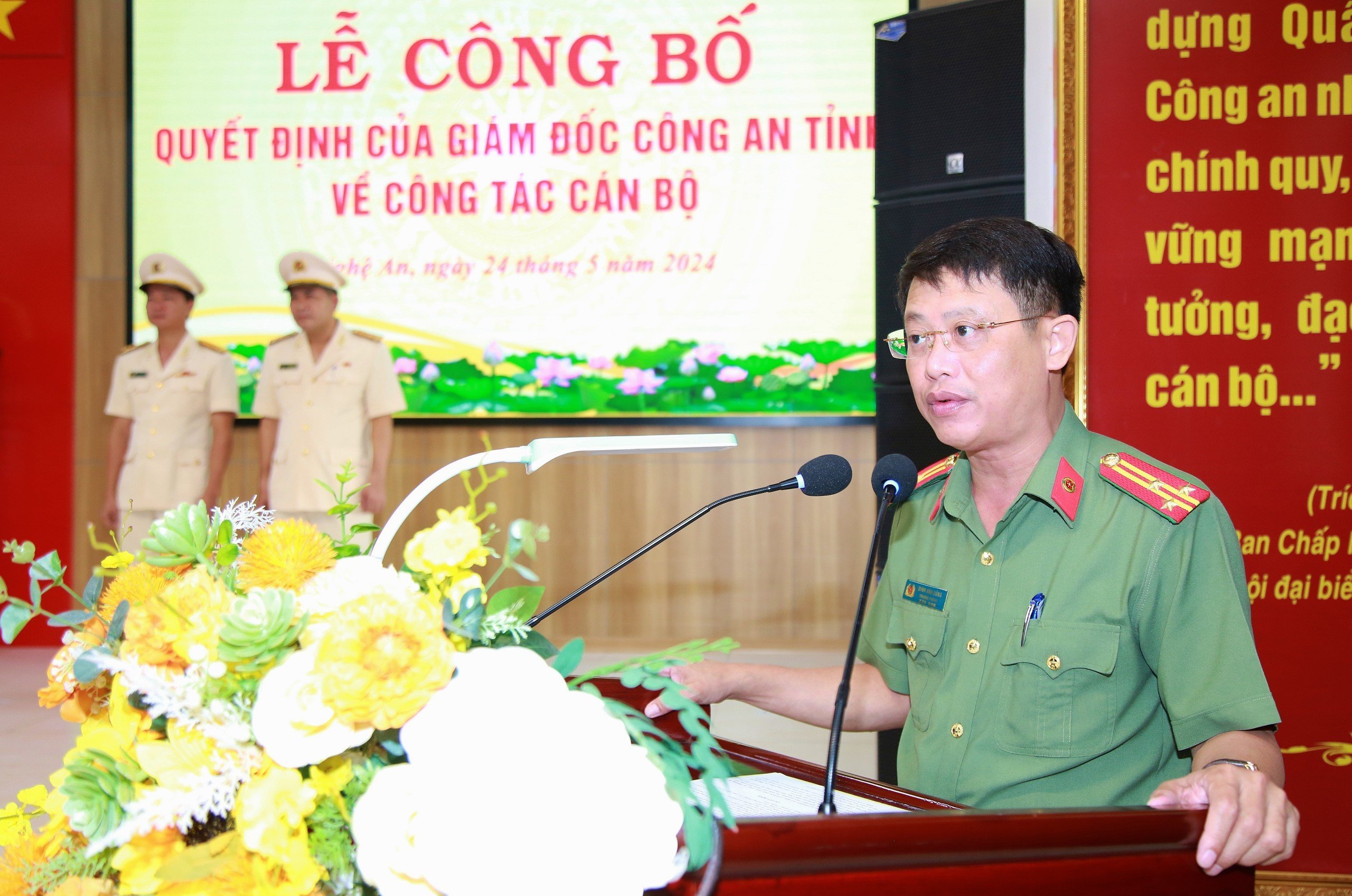 Đồng chí Trưởng phòng Tổ chức cán bộ công bố các Quyết định của Giám đốc Công an tỉnh về công tác cán bộ