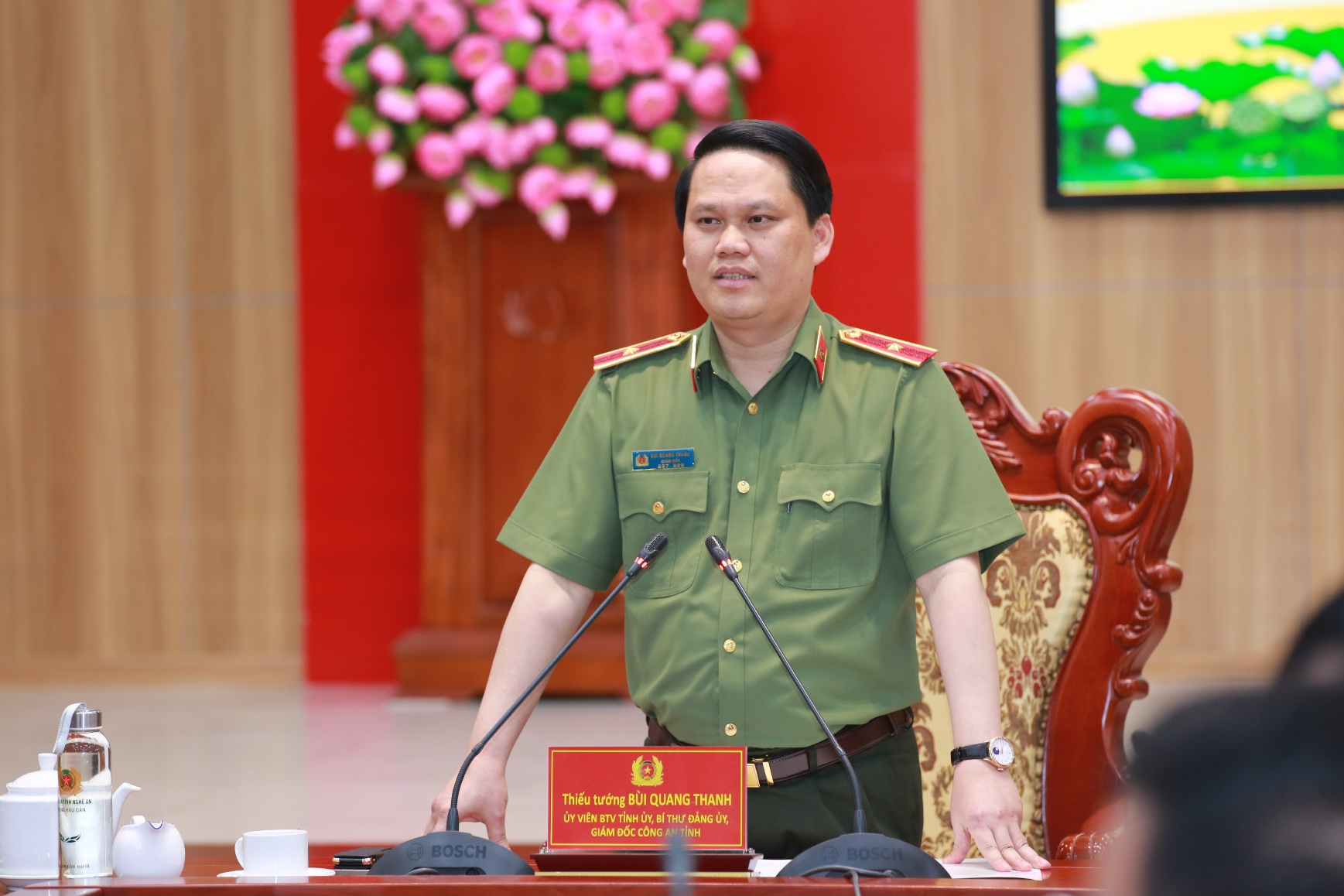 Đồng chí Thiếu tướng Bùi Quang Thanh - Ủy viên Ban Thường vụ Tỉnh ủy, Bí thư Đảng ủy, Giám đốc Công an tỉnh phát biểu, giao nhiệm vụ cho các đồng chí được luân chuyển, điều động