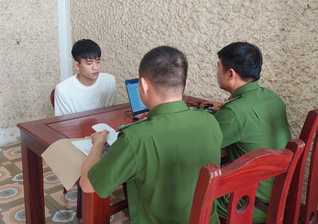 Công an huyện Diễn Châu lấy lời khai đối tượng Vũ Văn Đức