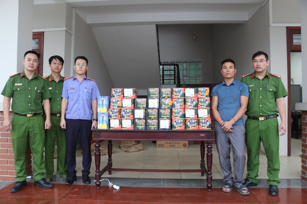 Đối tượng cùng số pháo thu giữ được 