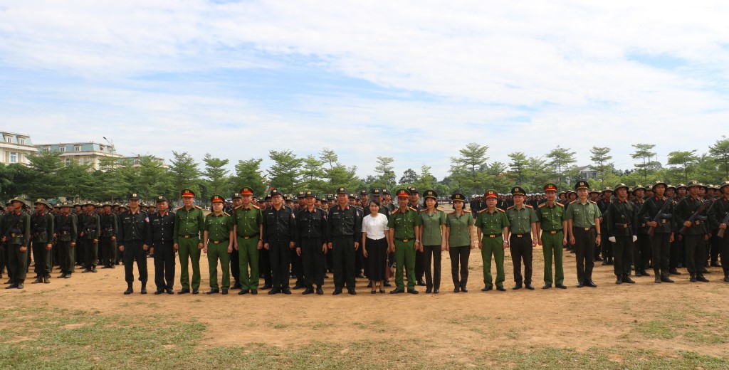 Các đại biểu chụp ảnh lưu niệm