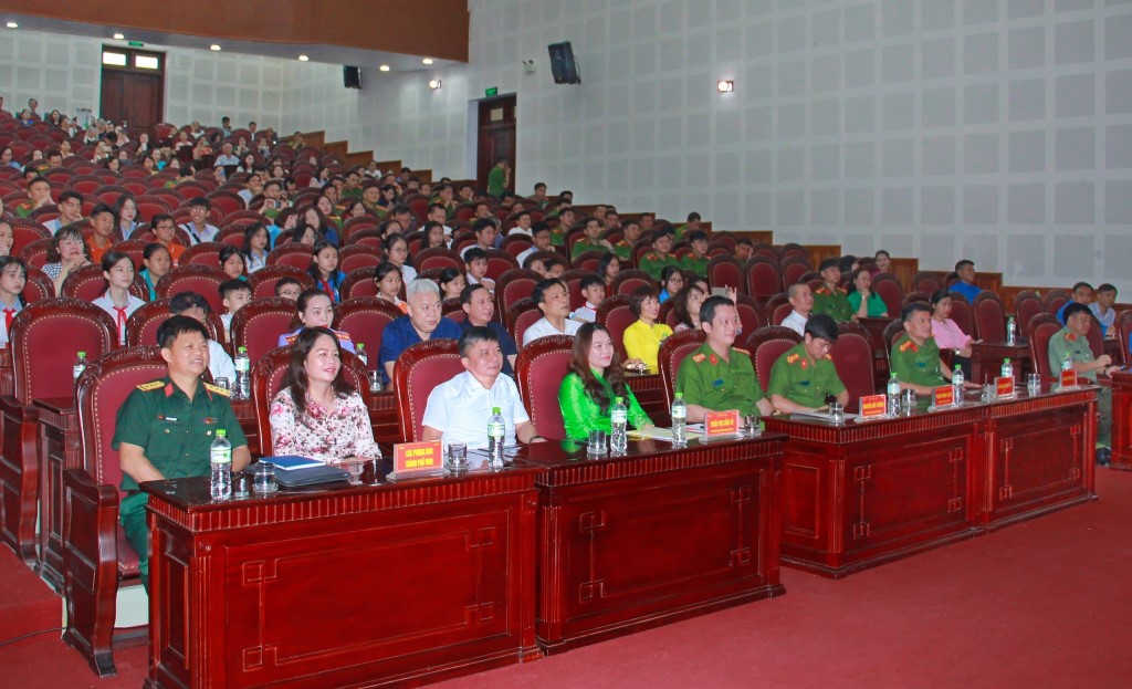 Các đại biểu tới dự Lễ ra quân