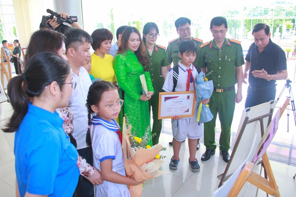Đại biểu tham gia Triển lãm tranh
