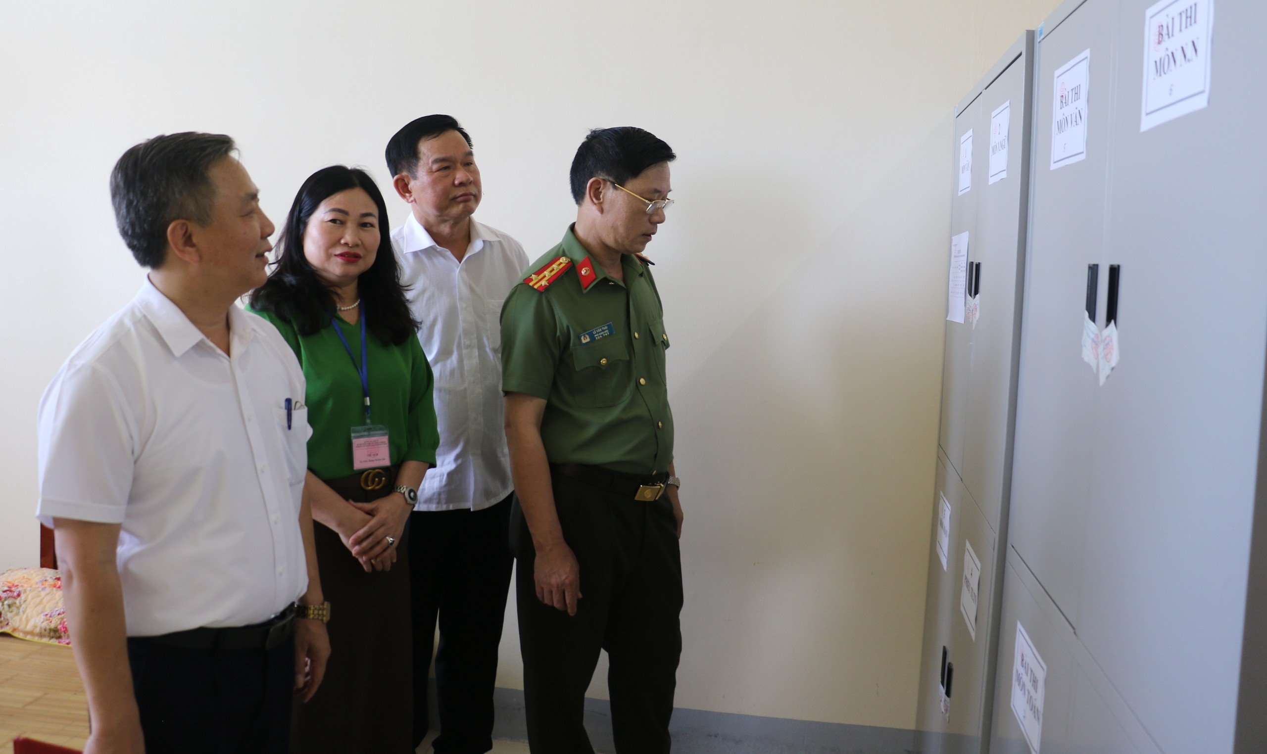 Đồng chí Đại tá Lê Văn Thái kiểm tra phòng bảo quản đề thi, bài thi tại Hội đồng thi Trường THPT Nguyễn Duy Trinh