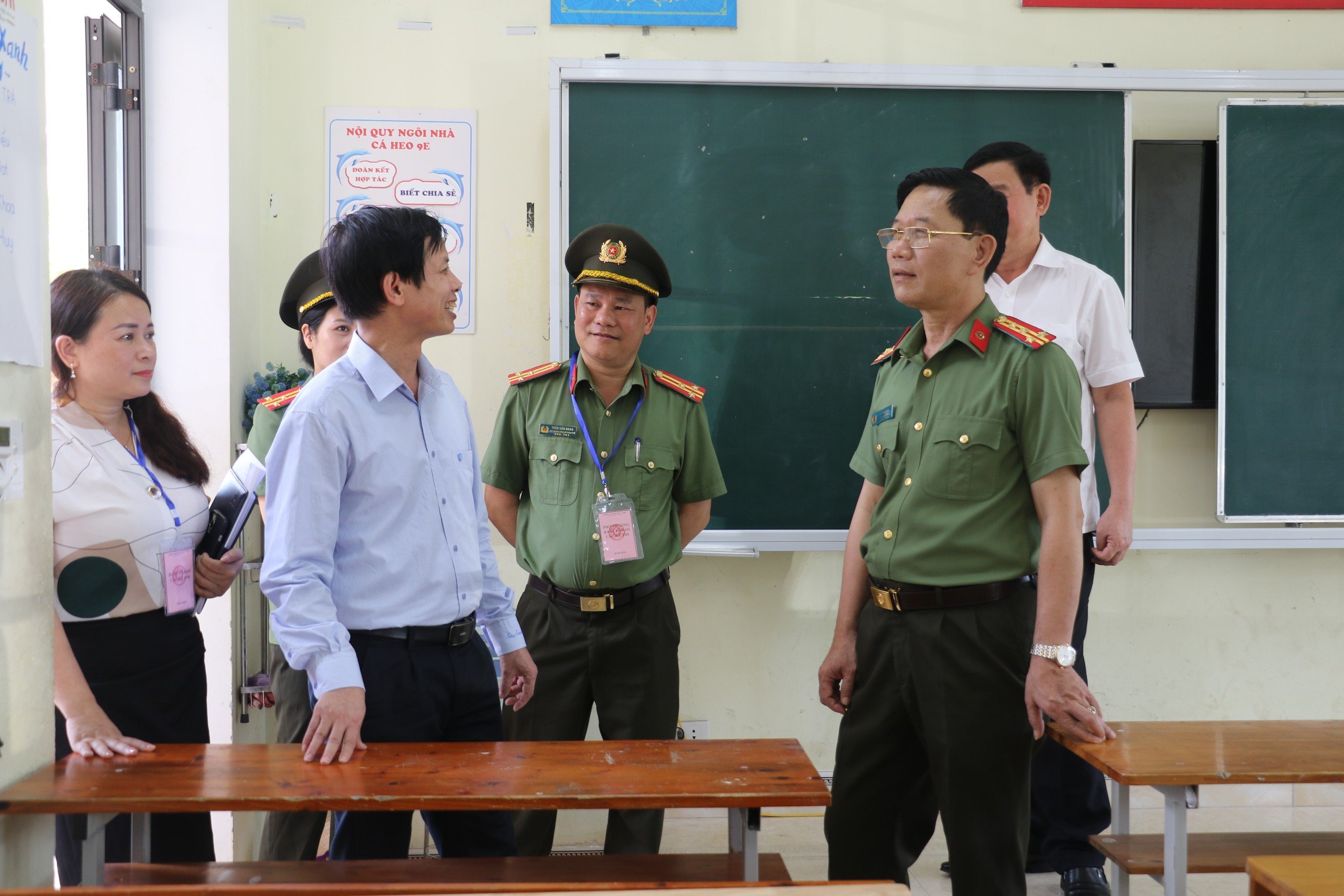 Đại tá Lê Văn Thái trao đổi công tác an ninh, an toàn tại điểm thi trường THPT Hà Huy Tập