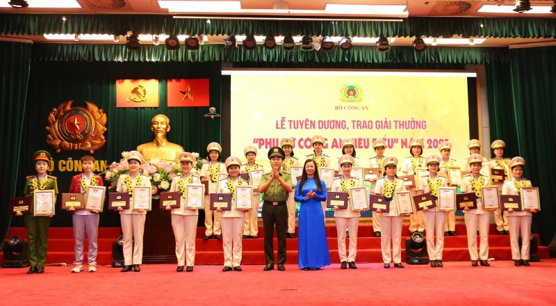 Thứ trưởng Trần Quốc Tỏ và Phó Chủ tịch Trung ương Hội Liên hiệp phụ nữ (LHPN) Việt Nam Nguyễn Thị Thu Hiền trao biểu trưng và chứng nhận tặng 20 gương “Phụ nữ Công an tiêu biểu” năm 2023. (ảnh Báo CAND)