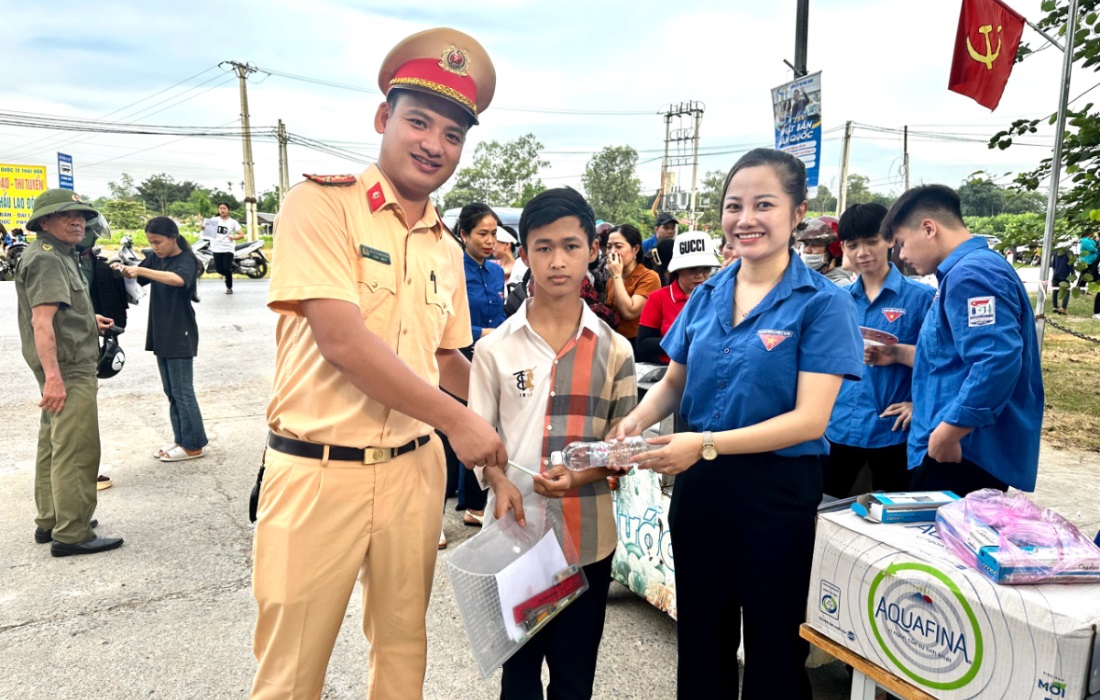 Đội Cảnh sát giao thông đường bộ Số 1 (Phòng Cảnh sát giao thông) phối hợp cùng Đoàn Thanh niên xã Đông Hiếu, thị xã Thái Hòa, Phòng khám nha khoa Hải Yến đã tổ chức chương trình