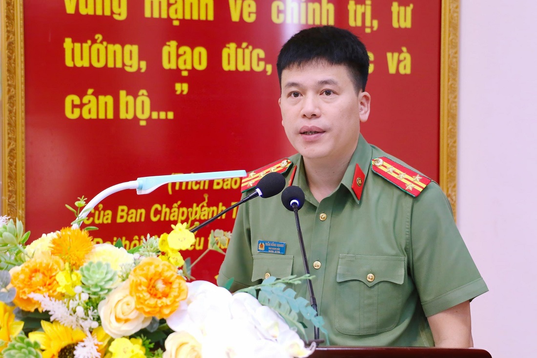 Đồng chí Đại tá Trần Hồng Quang, Phó Giám đốc Công an tỉnh phát biểu tại Hội nghị