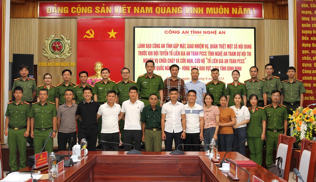 Lãnh đạo Công an tỉnh, các phòng Công an tỉnh, Công an huyện Hưng Nguyên… chụp ảnh lưu niệm cùng Đoàn tham dự Hội thi nghiệp vụ chữa cháy và CNCH “Tổ liên gia an toàn PCCC” toàn quốc năm 2024 vòng thứ 2, khu vực III 