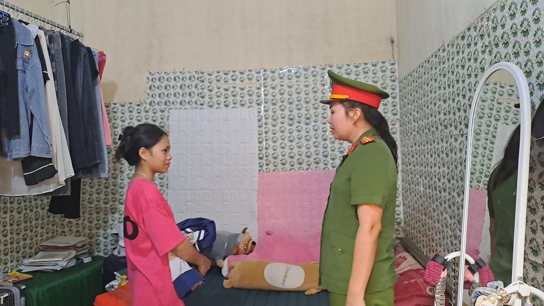 Công an huyện hỗ trợ, giúp đỡ quá trình đi lại và địa điểm ăn uống, nghỉ ngơi cho em Vi Thị Cường