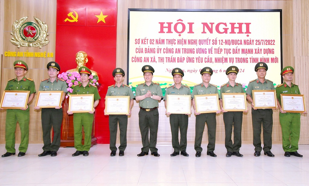 Thừa ủy quyền UBND tỉnh, đồng chí Giám đốc Công an tỉnh trao Bằng khen của UBND tỉnh tặng 08 tập thể, 07 cá nhân