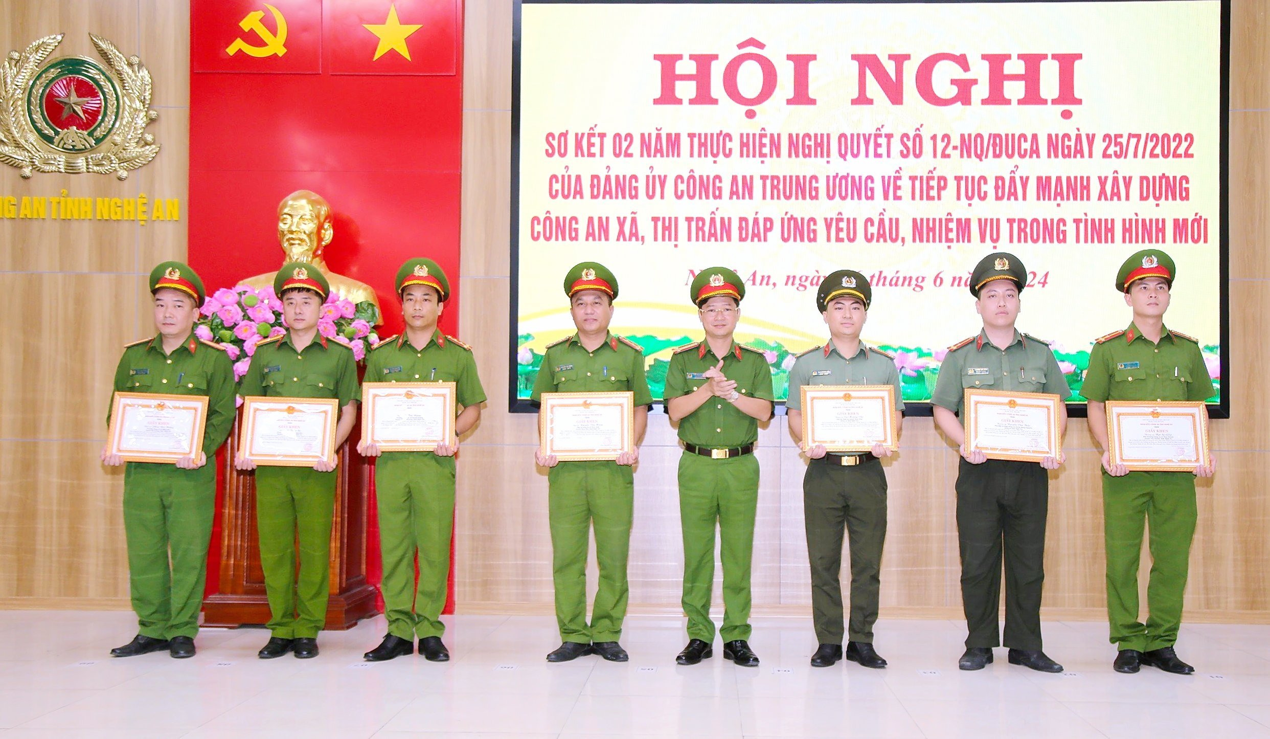 Các đồng chí Phó Giám đốc Công an tỉnh trao Giấy khen của Giám đốc Công an tỉnh tặng 31 tập thể, 20 cá nhân