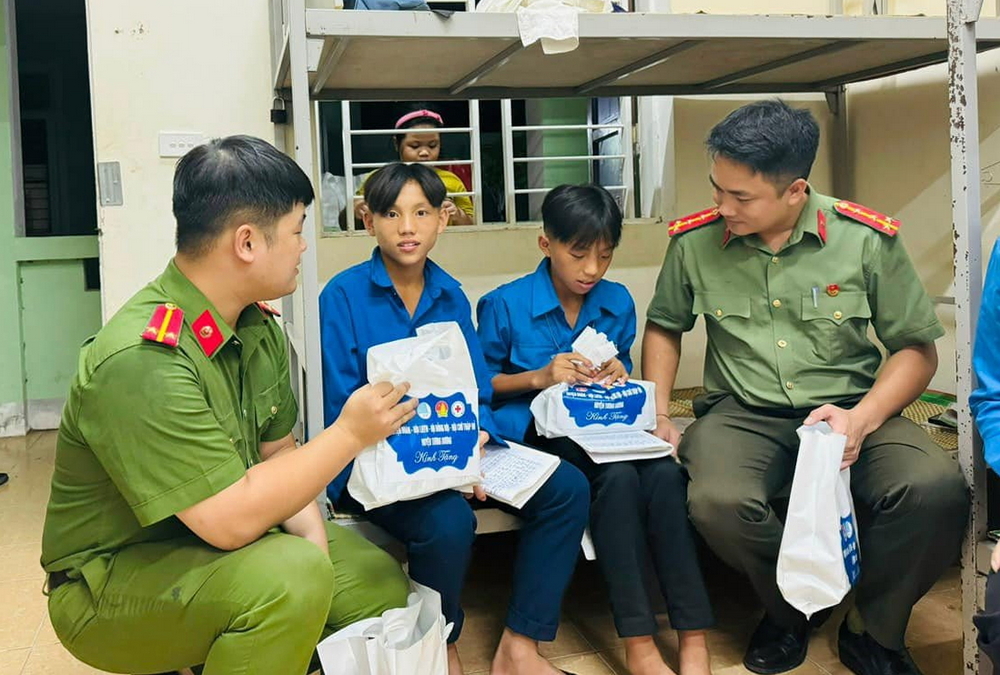 Những phần quà, suất ăn miễn phí, đồ dùng học tập… được cán bộ, chiến sỹ Công an Nghệ An trao tận tay các thí sinh