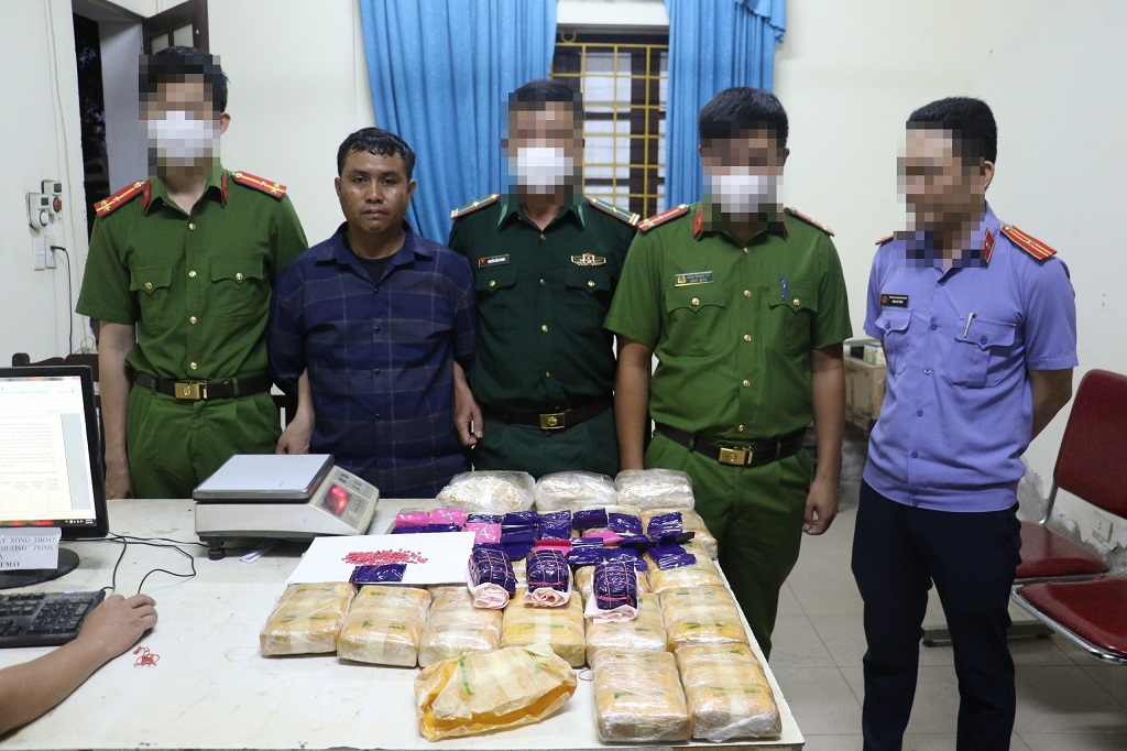 Đối tượng Xayyasone Xay cùng số tang vật tại Cơ quan Công an	