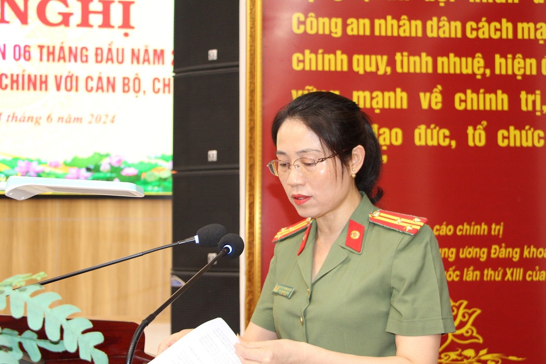 Đại diện Lãnh đạo Phòng Hậu cần báo cáo kết quả công tác 6 tháng đầu năm