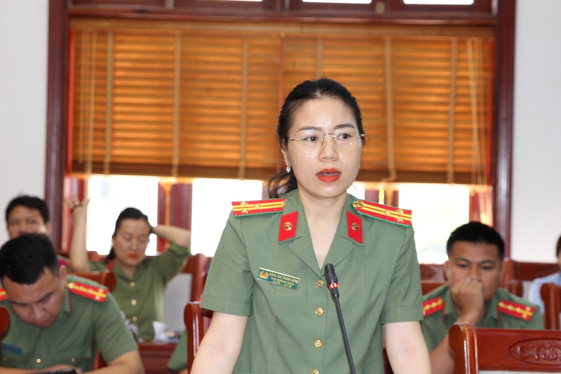 Đại diện Lãnh đạo Phòng Hậu cần trả lời tại buổi đối thoại