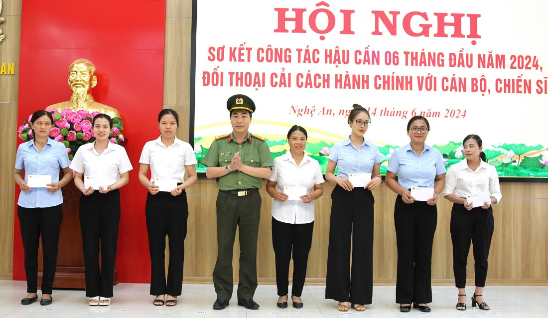 Lãnh đạo Phòng Hậu cần trao Giấy khen,  Bằng khen của UBND tỉnh, UBMT Tổ quốc Việt Nam, nước bạn Lào và Giám đốc Công an tỉnh cho tập thể, cá nhân có thành tích xuất sắc trên các mặt công tác