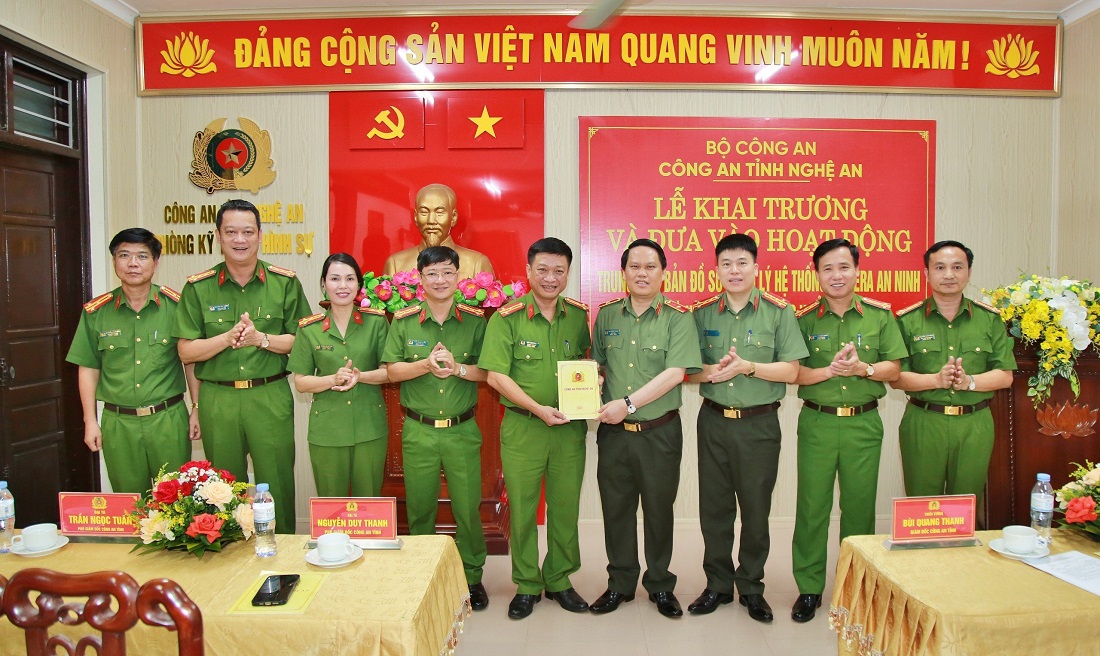 Đồng chí Thiếu tướng Bùi Quang Thanh, Ủy viên Ban Thường vụ Tỉnh ủy, Giám đốc Công an tỉnh và các đồng chí Phó Giám đốc Công an tỉnh chúc mừng thành tích xuất sắc của các đơn vị trong tổ chức triển khai, xây dựng và đưa Trung tâm bản đồ số quản lý hệ thống camera an ninh và hệ thống báo động khẩn cấp đi vào hoạt động