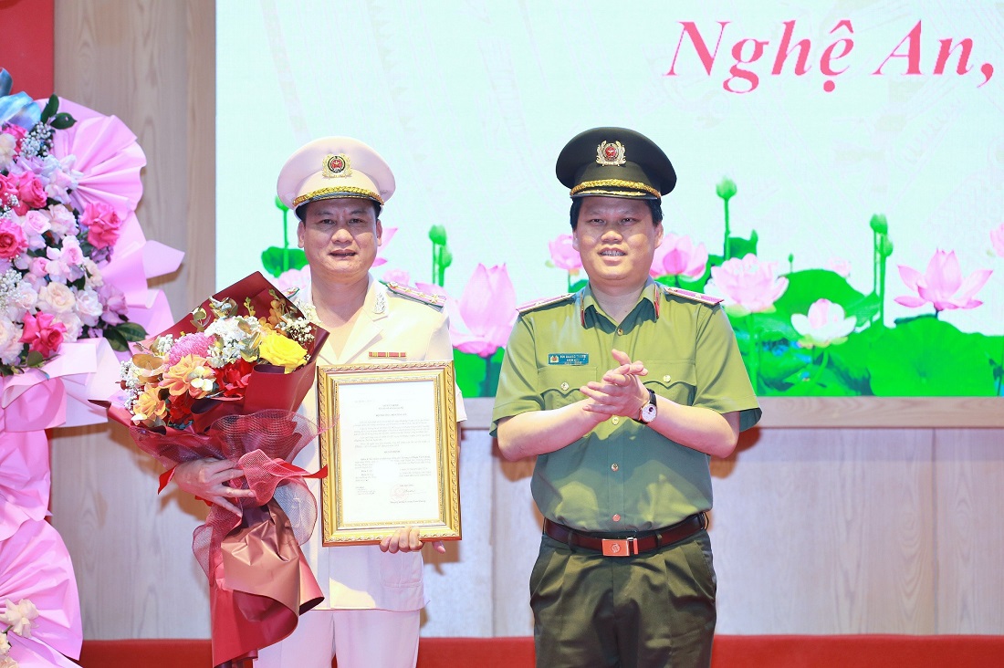 Thừa ủy quyền của Bộ trưởng Bộ Công an, đồng chí Thiếu tướng Bùi Quang Thanh, Giám đốc Công an tỉnh trao các Quyết định của Bộ trưởng Bộ Công an cho đồng chí Phạm Vũ Cường