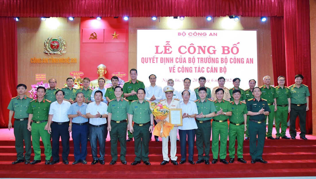 Các đại biểu tham dự chụp ảnh lưu niệm
