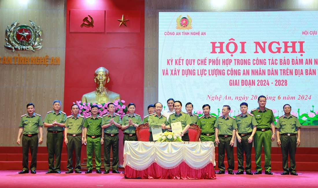 Đồng chí Thiếu tướng Bùi Quang Thanh - Ủy viên Ban Thường vụ Tỉnh ủy, Bí thư Đảng ủy, Giám đốc Công an tỉnh và đồng chí Đại tá Nguyễn Tiến Dần - Chủ tịch Hội Cựu CAND tỉnh ký kết Quy chế phối hợp