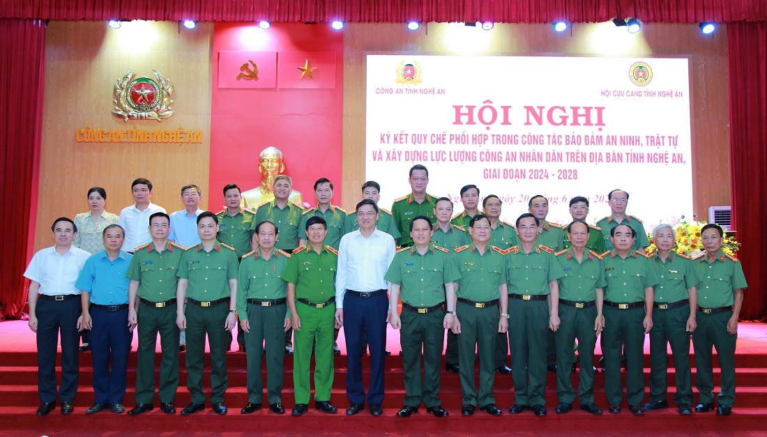 Các đại biểu chụp ảnh lưu niệm