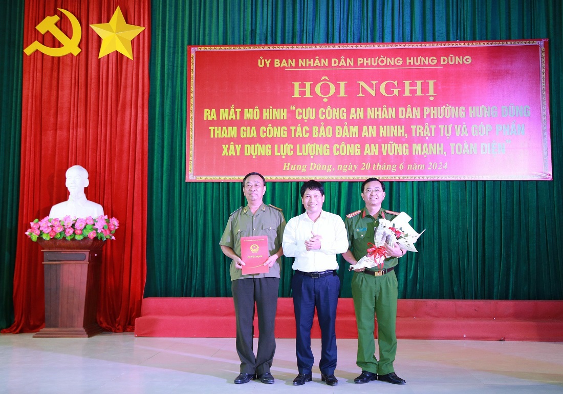 Trao quyết định thành lập Ban chỉ đạo xây dựng mô hình 