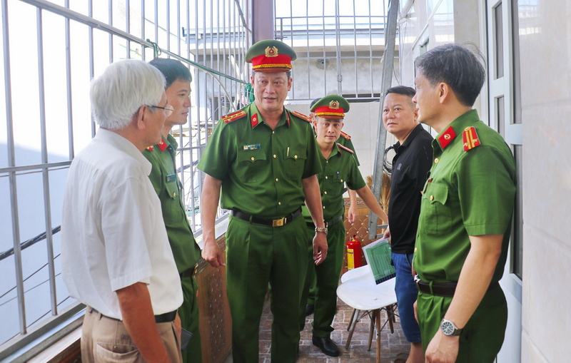 Đoàn công tác kiểm tra PCCC nhà ở cho thuê trọ, cơ sở kinh doanh dịch vụ cho thuê trọ tại phường Bến Thủy, thành phố Vinh