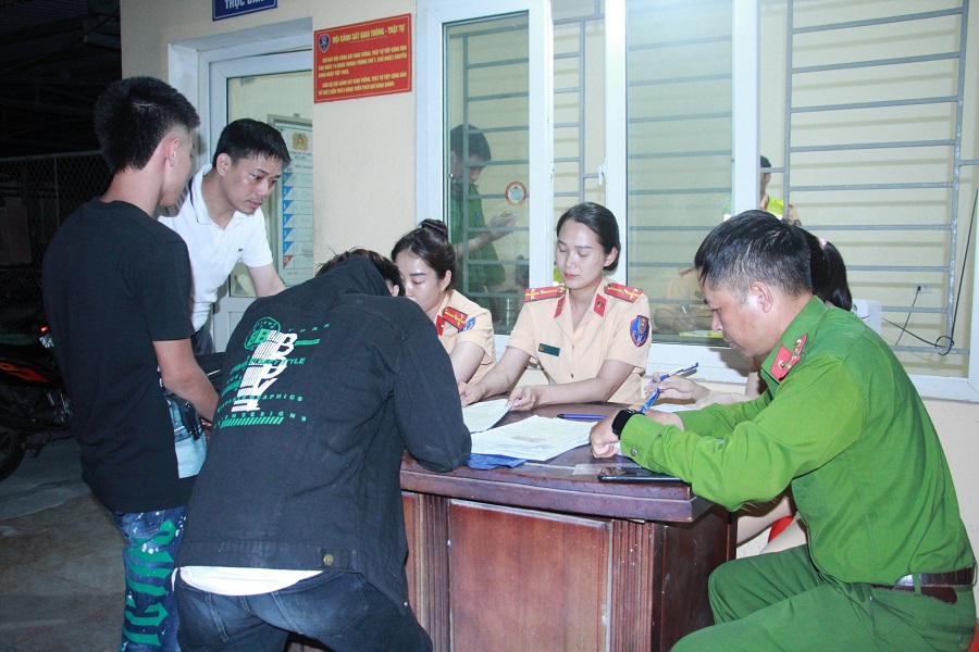 Đội Cảnh sát giao thông – trật tự, Công an thành phố Vinh xử lý nghiêm các trường hợp thanh, thiếu niên vi phạm trật tự an toàn giao thông