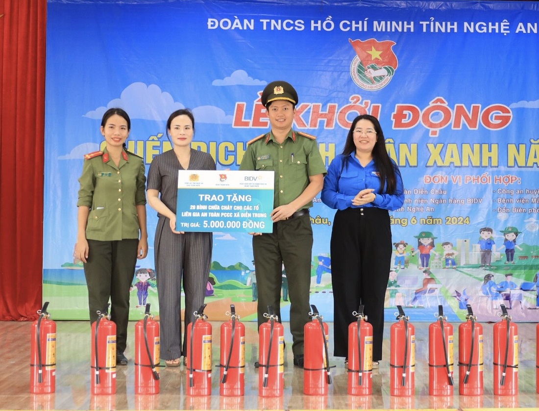 Trao tặng các biển biểu trưng và các suất quà an sinh cho người dân, học sinh có hoàn cảnh khó khăn