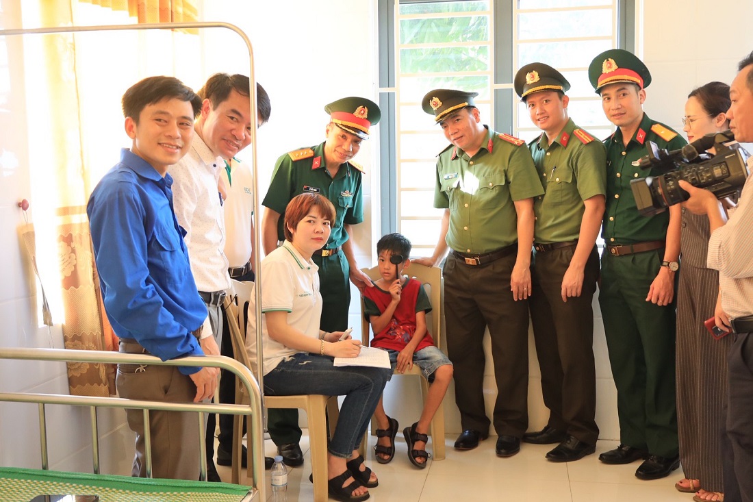 Khám, sàng lọc, cấp phát thuốc chữa trị các bệnh về mắt cho các em học sinh và người cao tuổi có hoàn cảnh khó khăn