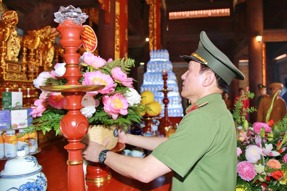 Đồng chí Thượng tướng Lương Tam Quang, Ủy viên Ban Chấp hành Trung ương Đảng, Bí thư Đảng ủy Công an Trung ương, Bộ trưởng Bộ Công an dâng hoa, dâng hương lên anh linh Chủ tịch Hồ Chí Minh tại Đền Chung Sơn