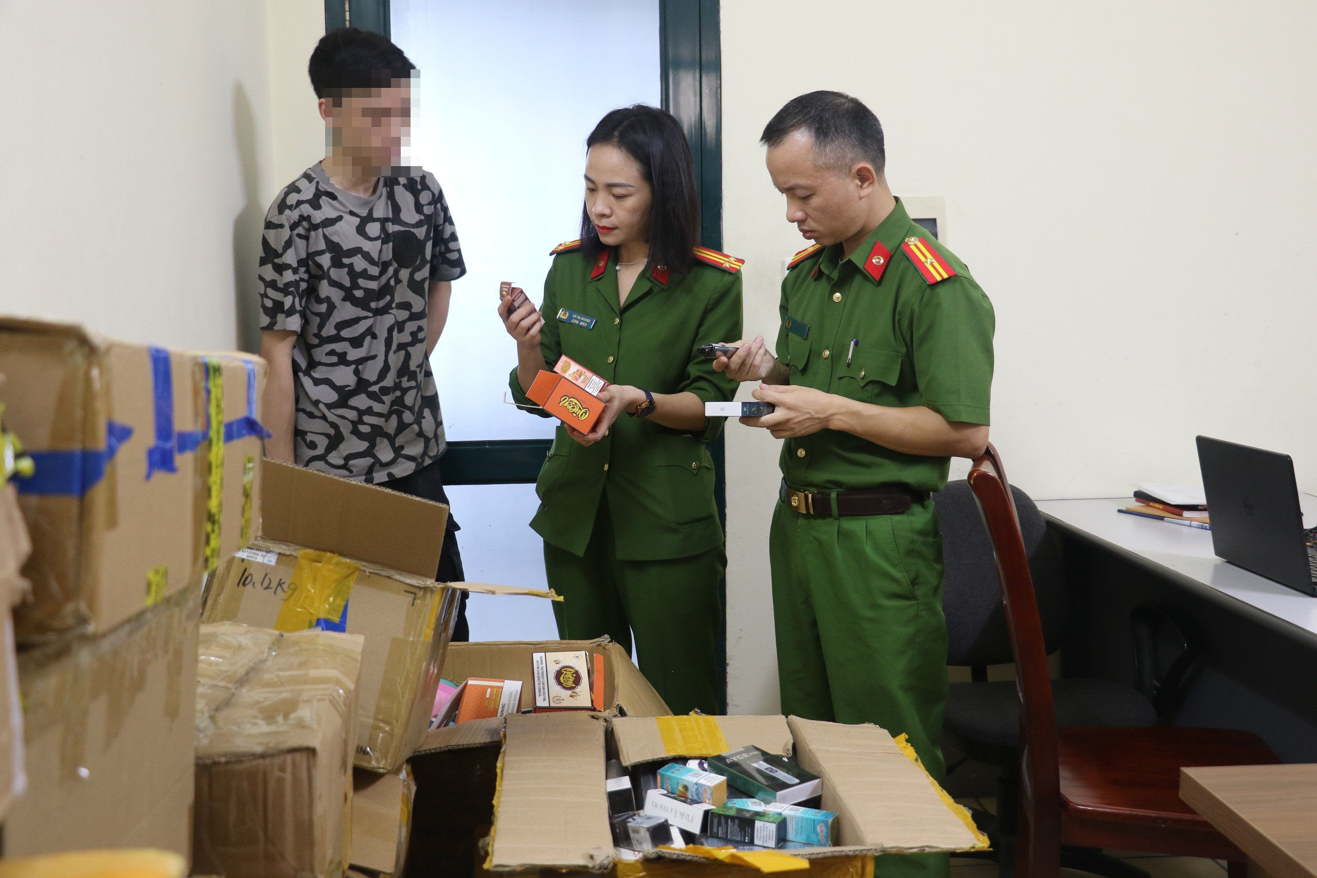 Thuốc lá điện tử được thiết kế đa dạng với hình dáng bắt mắt, giống như móc khóa, đồ chơi, bút… và được phối trộn hương liệu có mùi như vị trái cây
