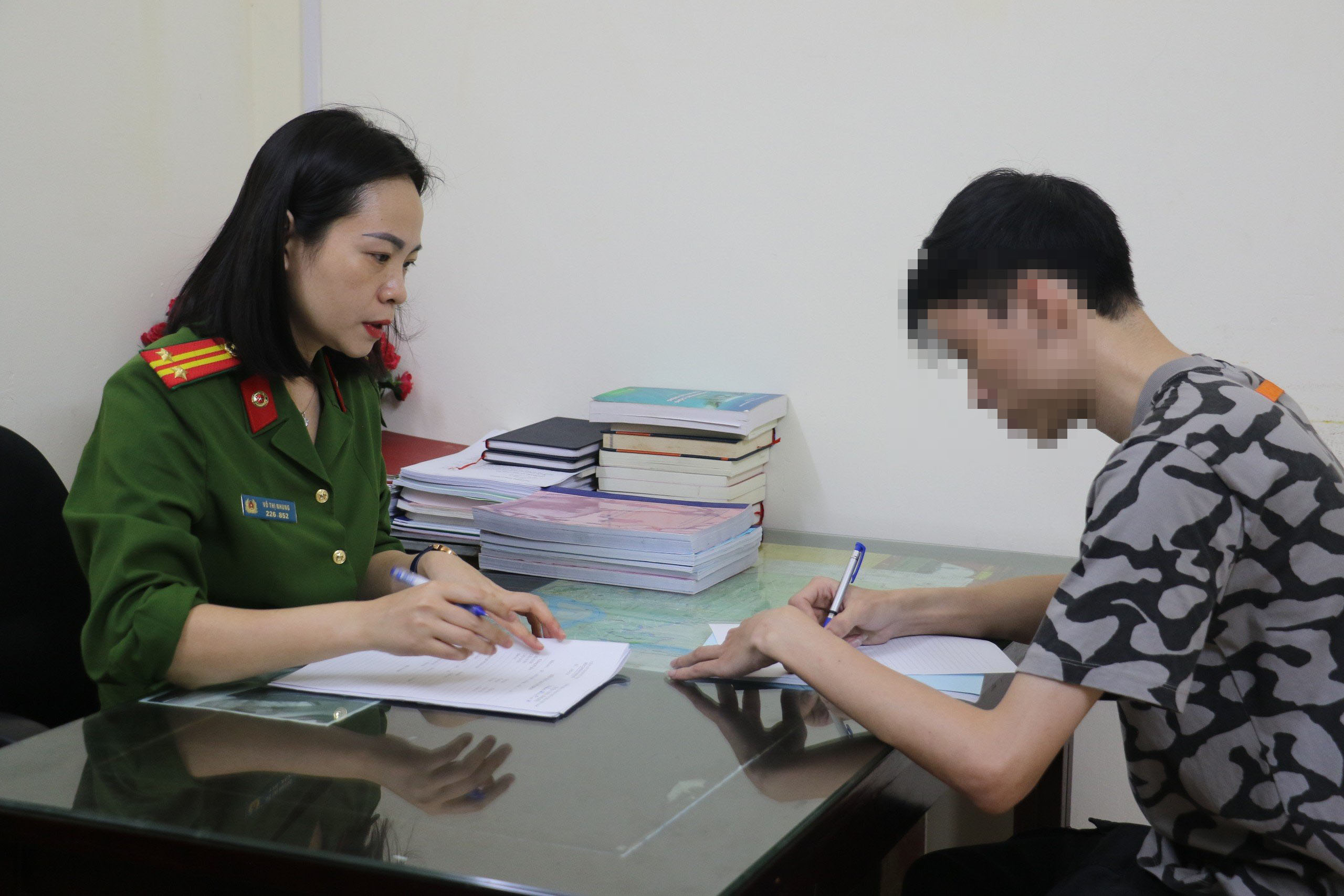 Thuốc lá điện tử được thiết kế đa dạng với hình dáng bắt mắt, giống như móc khóa, đồ chơi, bút… và được phối trộn hương liệu có mùi như vị trái cây