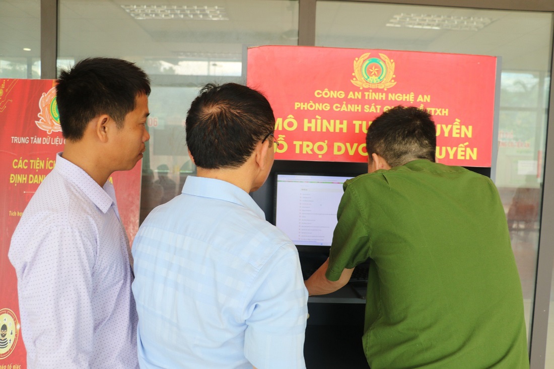Cán bộ Phòng Cảnh sát Quản lý hành chính về trật tự xã hội, Công an tỉnh hướng dẫn người dân đăng ký làm căn cước qua cổng Dịch vụ công quốc gia và ứng dụng định danh quốc gia (VNeID), sau đó lấy phiếu chờ tới lượt làm thẻ căn cước